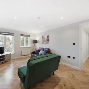 spacious-stunning-flat-near-heathrow-and-central-london.brighton-hotels-england.com/